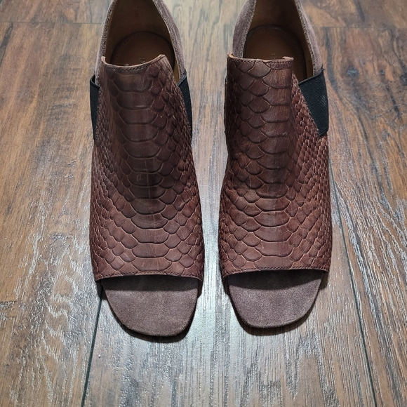 NWOT Donald Pliner Brown Wedge Lizzy Booties size 9
